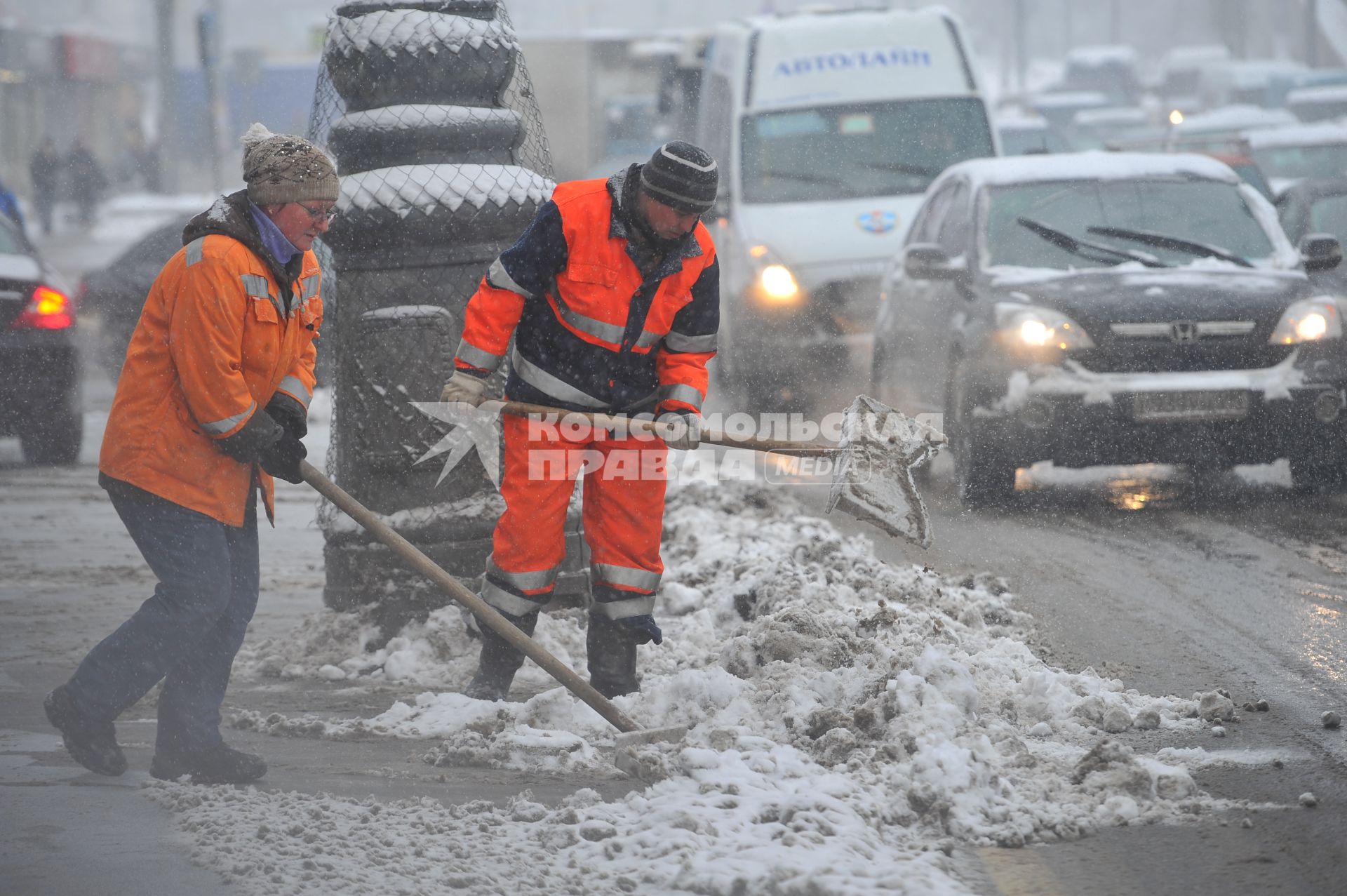 Уборка снега в городе.