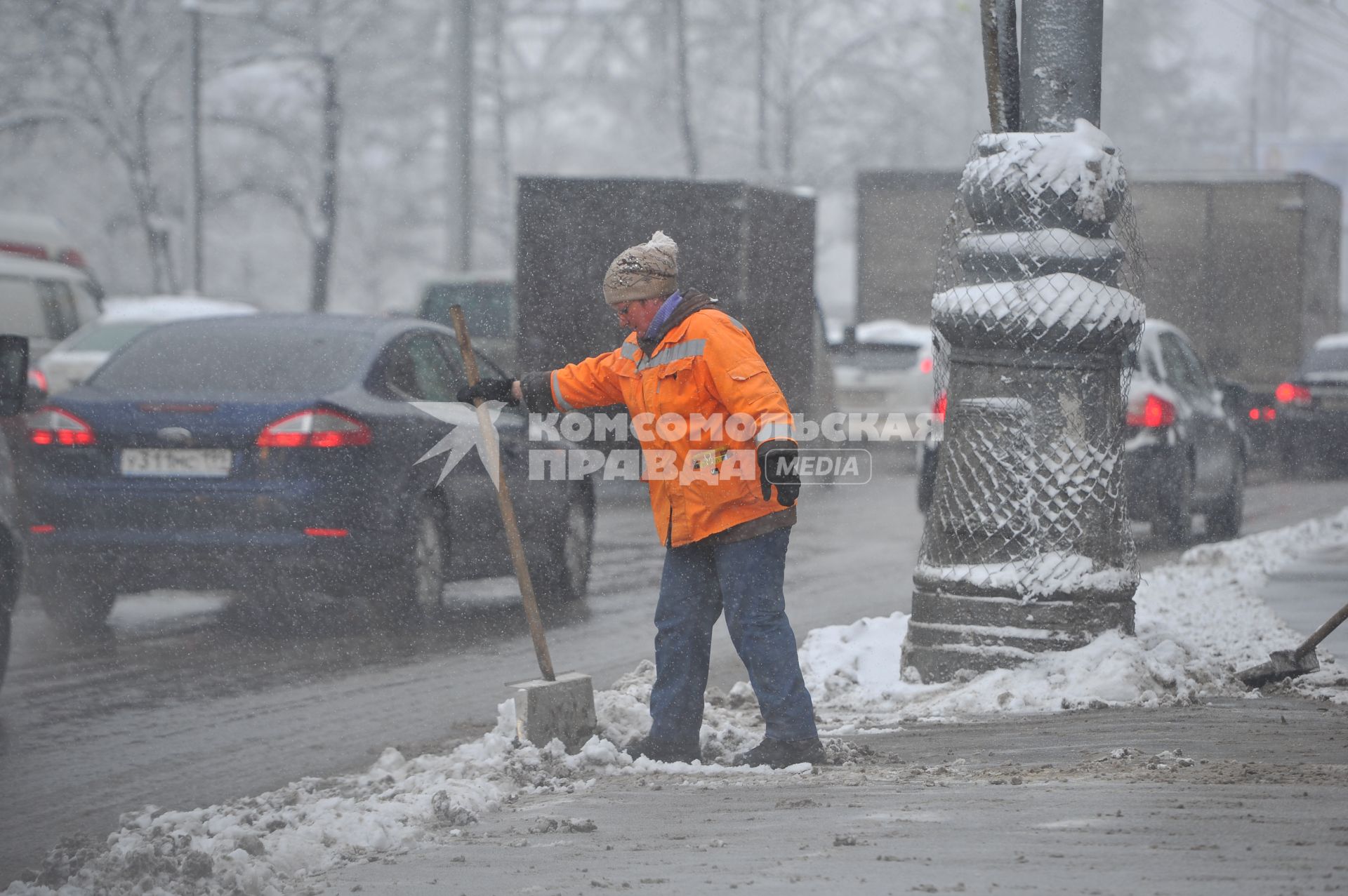 Уборка снега в городе.