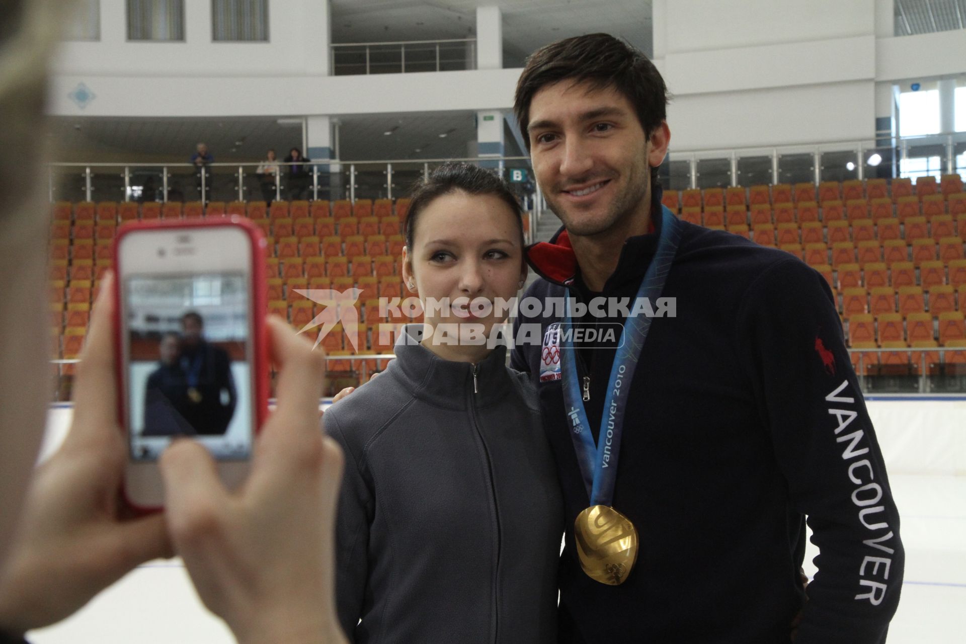 Фигурист Эван Лайсачек фотографируется с девушкой-фигуристкой