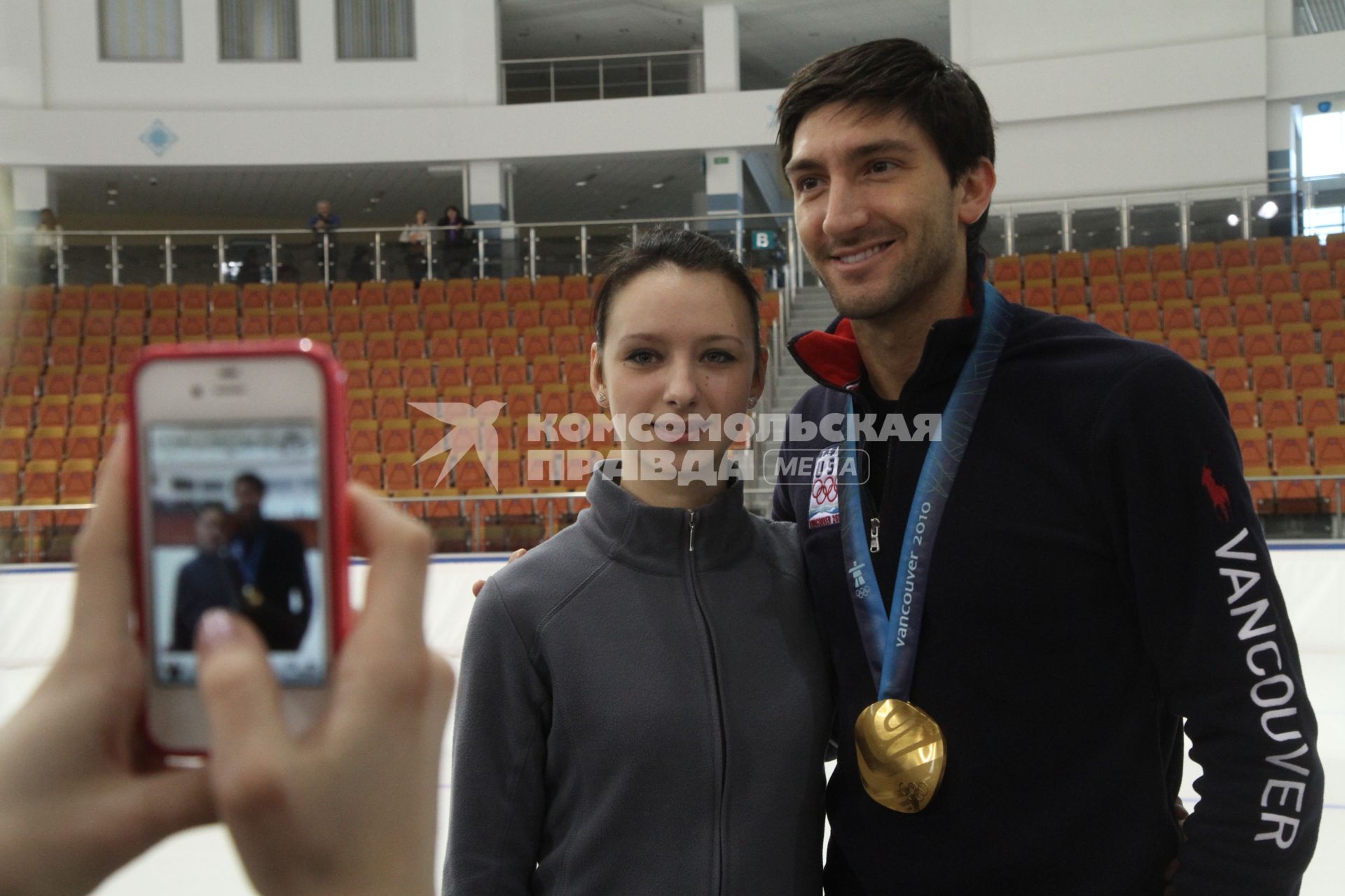 Фигурист Эван Лайсачек фотографируется с девушкой-фигуристкой