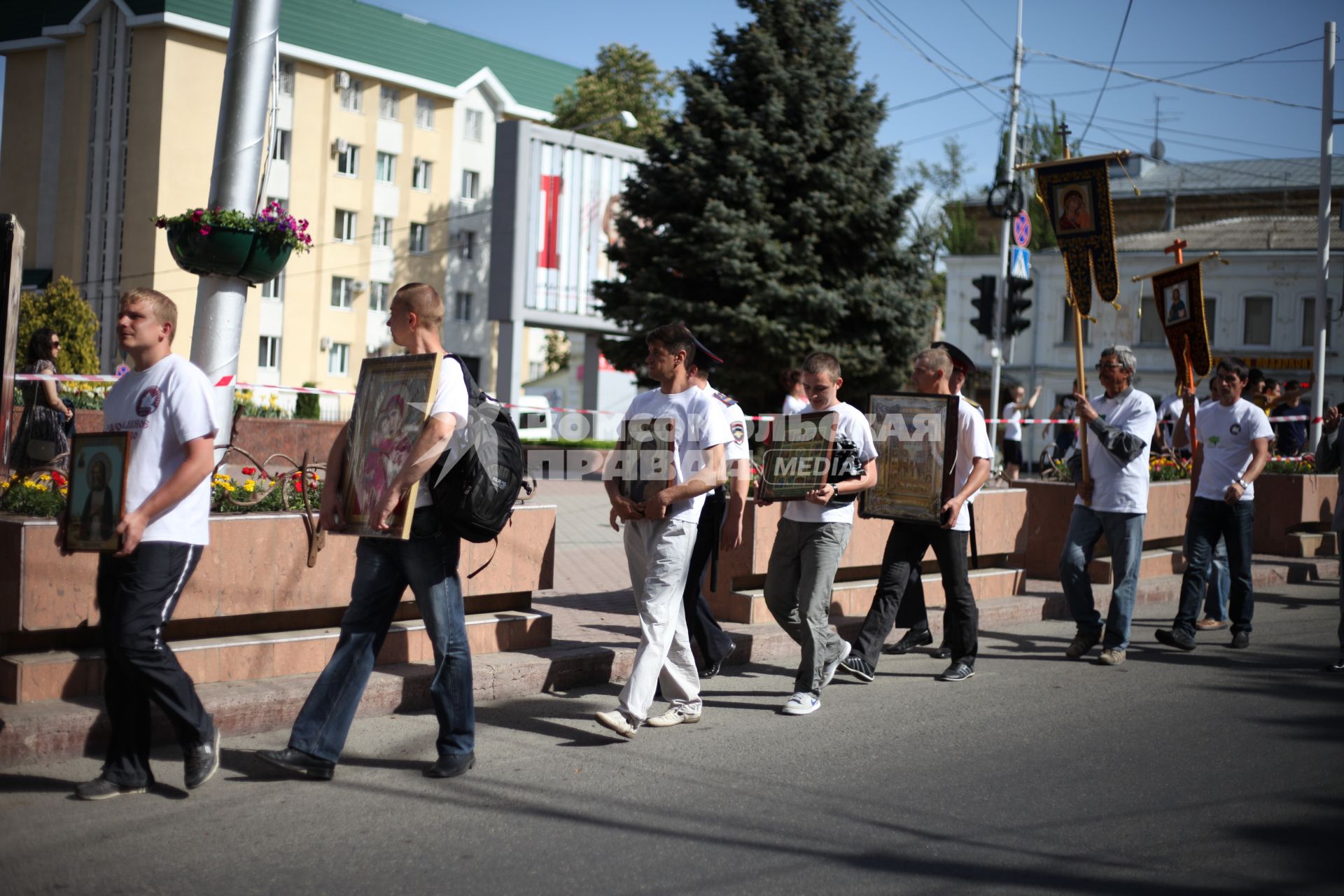 Послушники Спасо-Преображенского реабилитационного центра ждут начала пасхального крестного хода