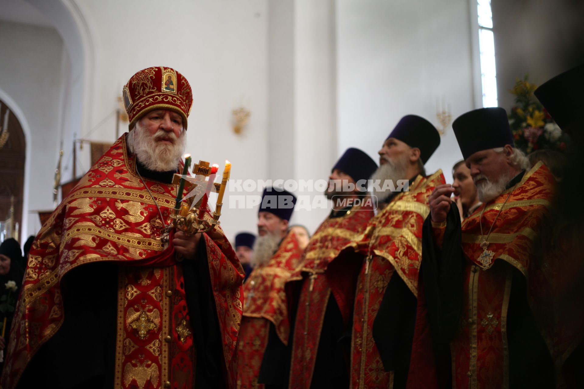 Священнослужители  во время торжественной пасхальной службы в храме