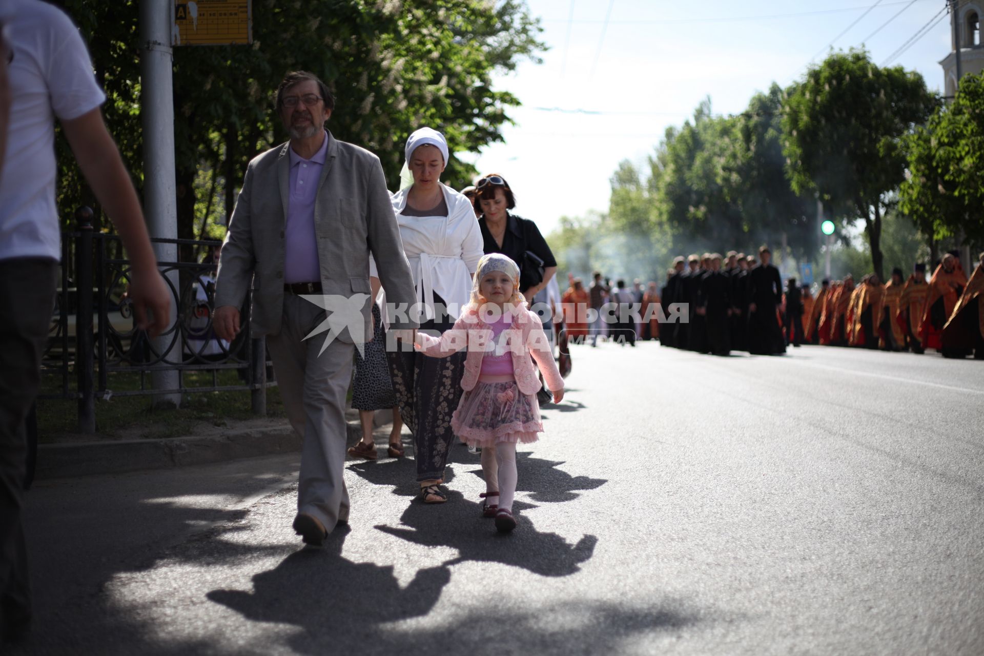 Православная семья во время крестного хода