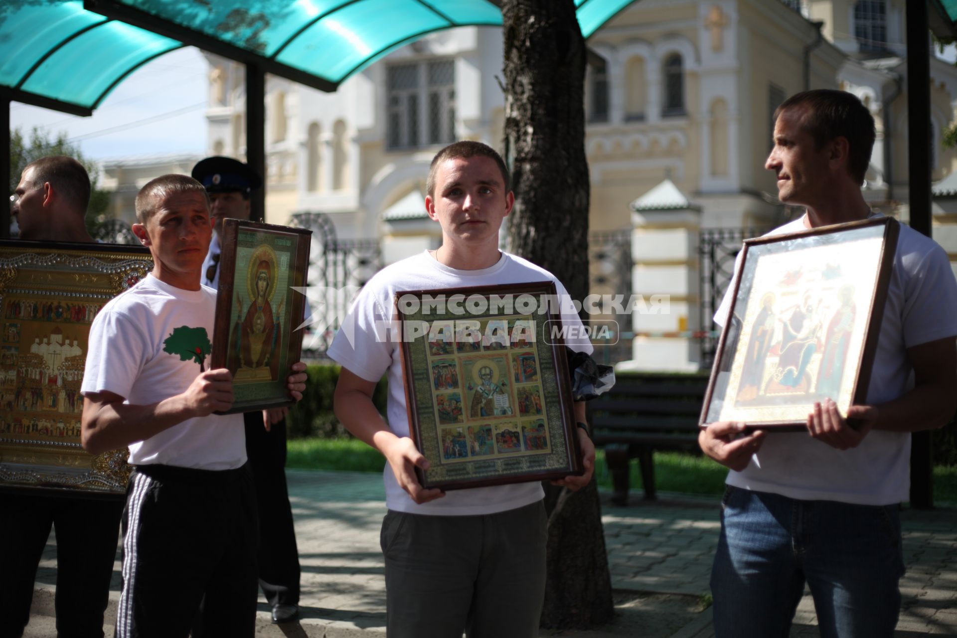 Послушники Спасо-Преображенского реабилитационного центра ждут начала пасхального крестного хода