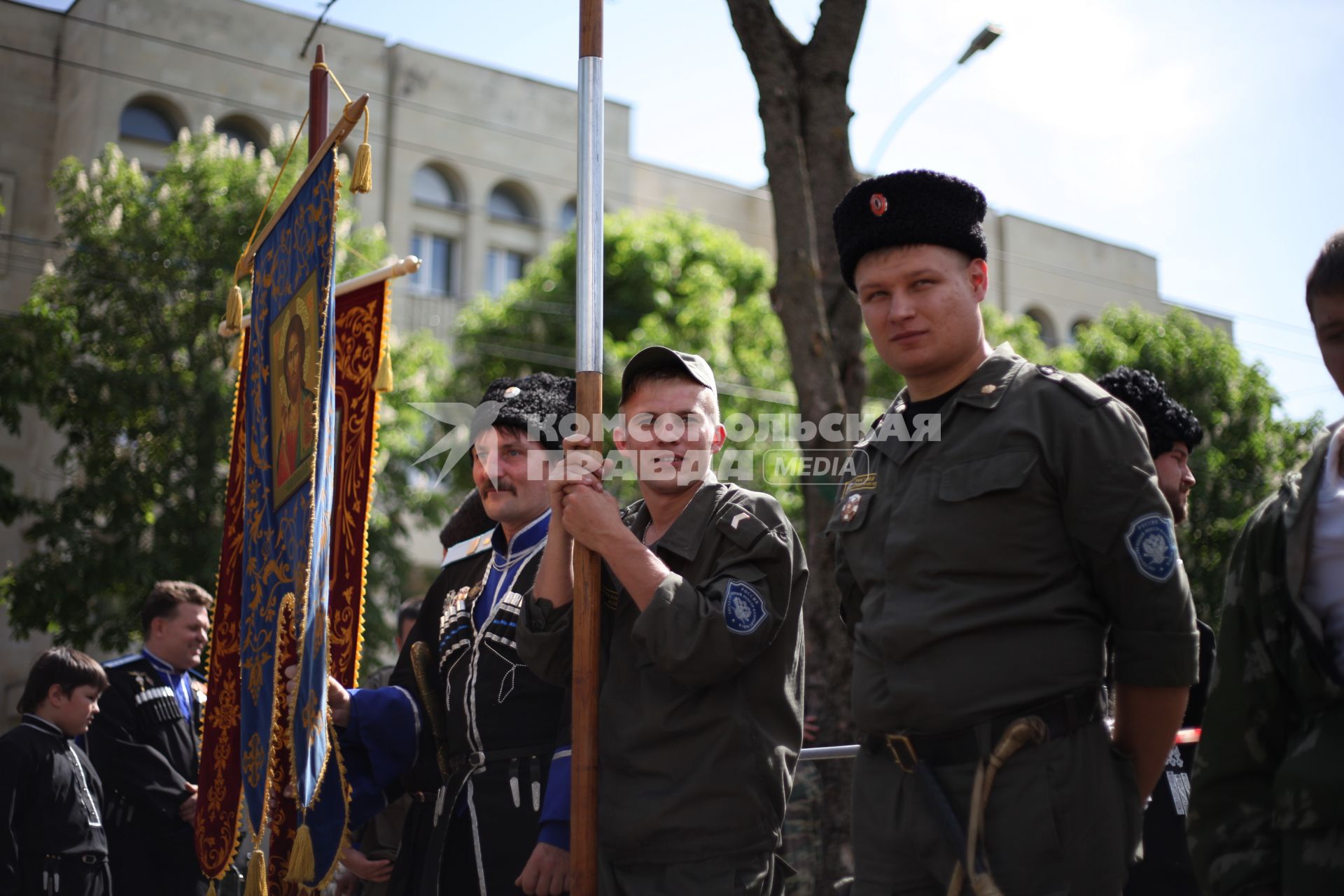 Казаки в ожидании начала пасхального крестного хода