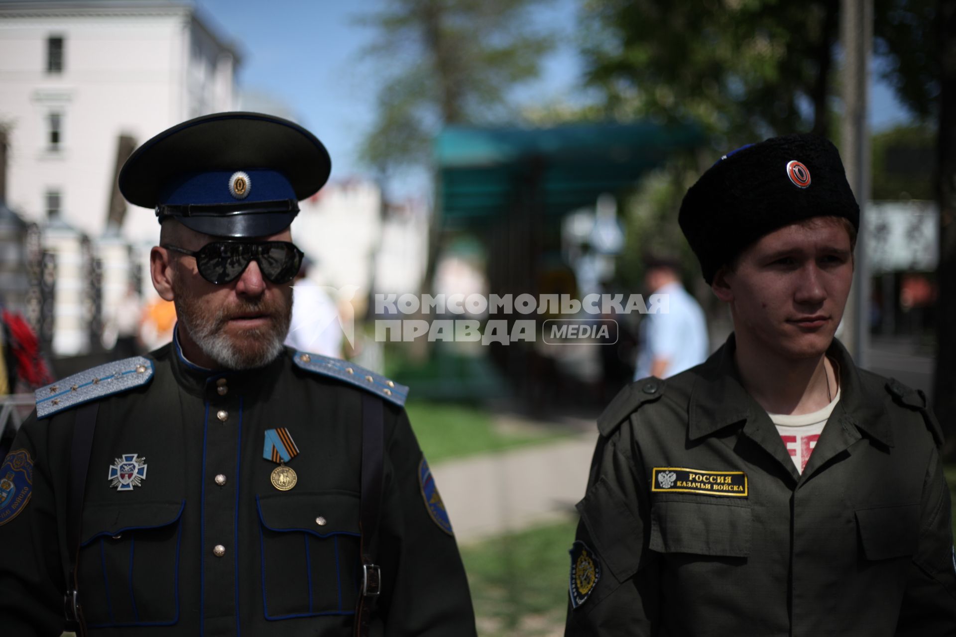 Казаки ждут начала пасхального крестного хода