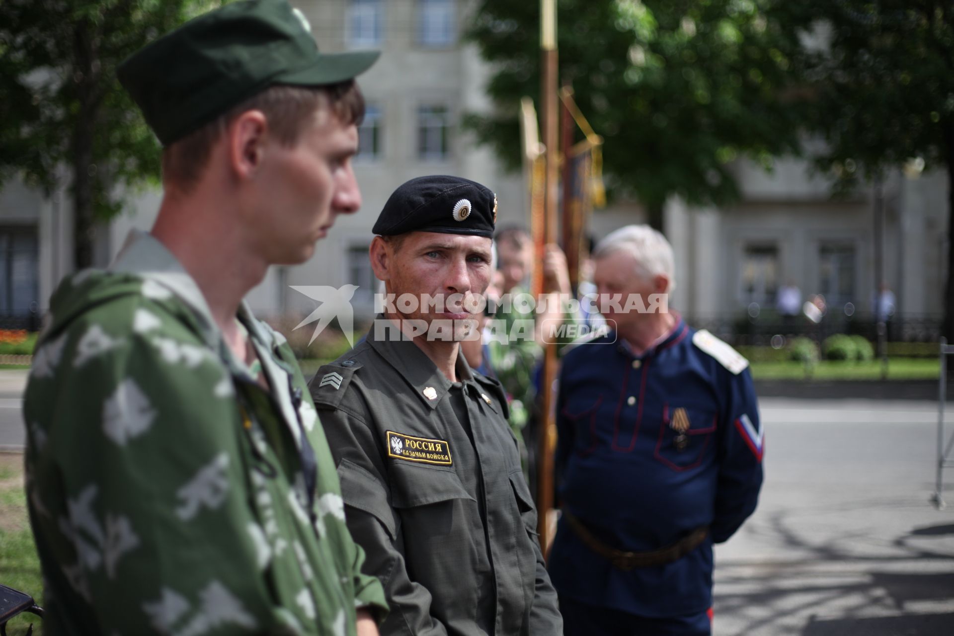 Казаки в ожидании начала пасхального крестного хода