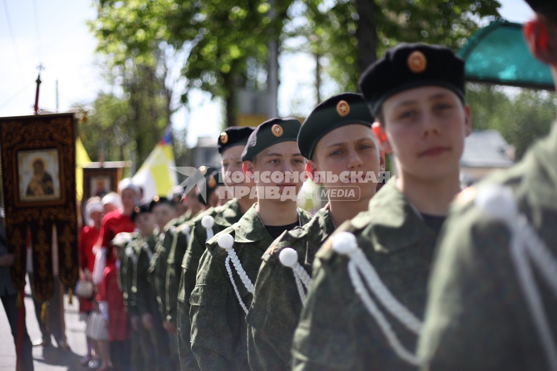 Кадеты Ставропольского президентского кадетского училища во время крестного хода