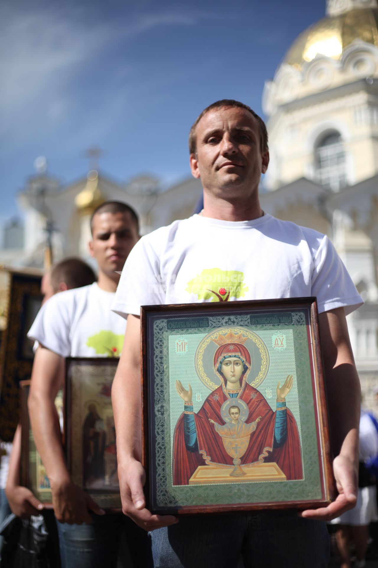 Послушники Спасо-Преображенского реабилитационного центра ждут начала пасхального крестного хода