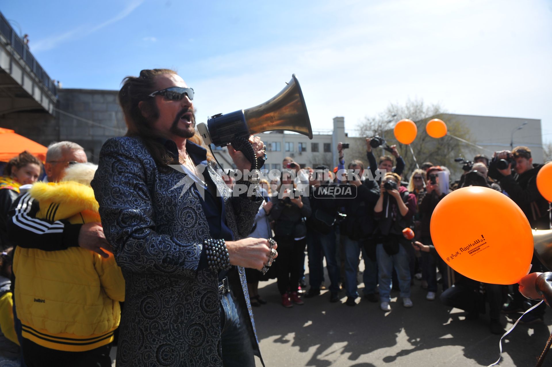 Митинг против хамства, организованный газетой `Комсомольская правда` (КП), прошел в Парке Горького. На снимке: артист Никита Джигурда.