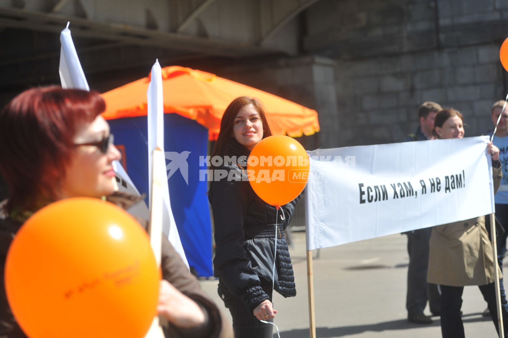 Митинг против хамства, организованный газетой `Комсомольская правда`, прошел в Парке Горького. На снимке: плакат `Если хам, я не дам!`.