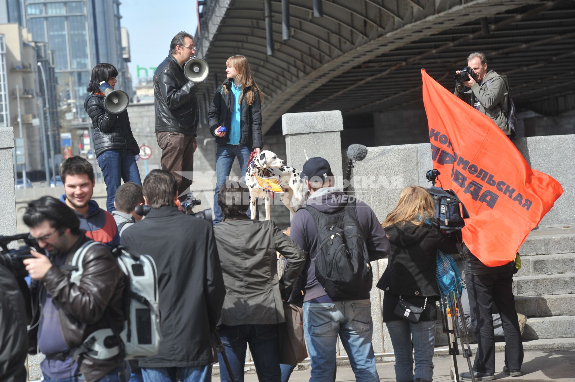 Митинг против хамства, организованный газетой `Комсомольская правда` (КП), прошел в Парке Горького. На снимке: табличка на далматинце `Не выгуливаю хозяев без совка`.