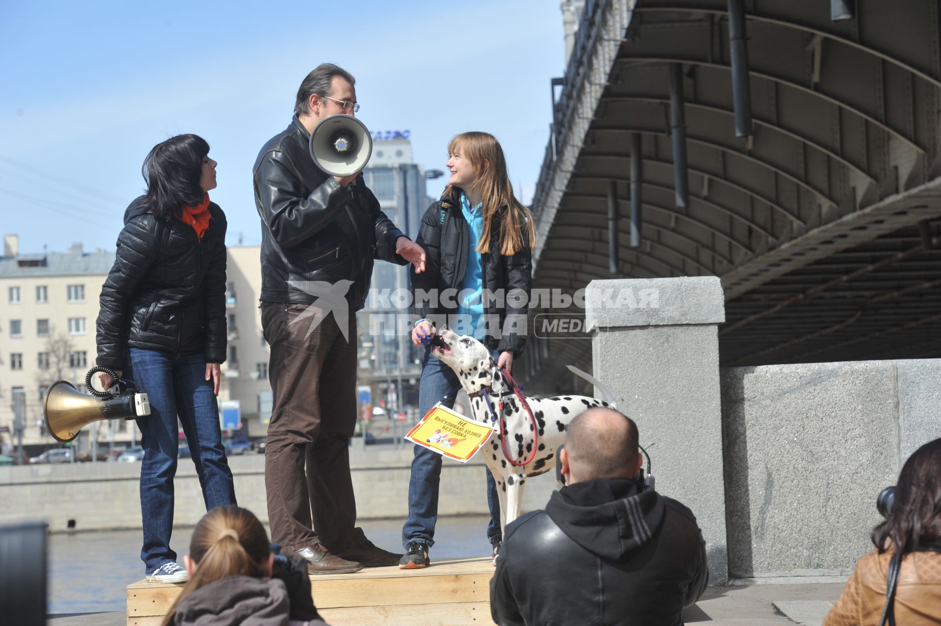 Митинг против хамства, организованный газетой `Комсомольская правда` (КП), прошел в Парке Горького. На снимке: табличка на далматинце `Не выгуливаю хозяев без совка`.