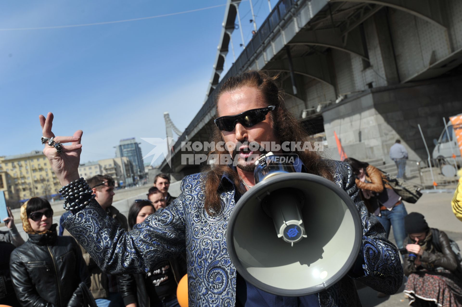 Митинг против хамства, организованный газетой `Комсомольская правда` (КП), прошел в Парке Горького. На снимке: артист Никита Джигурда.