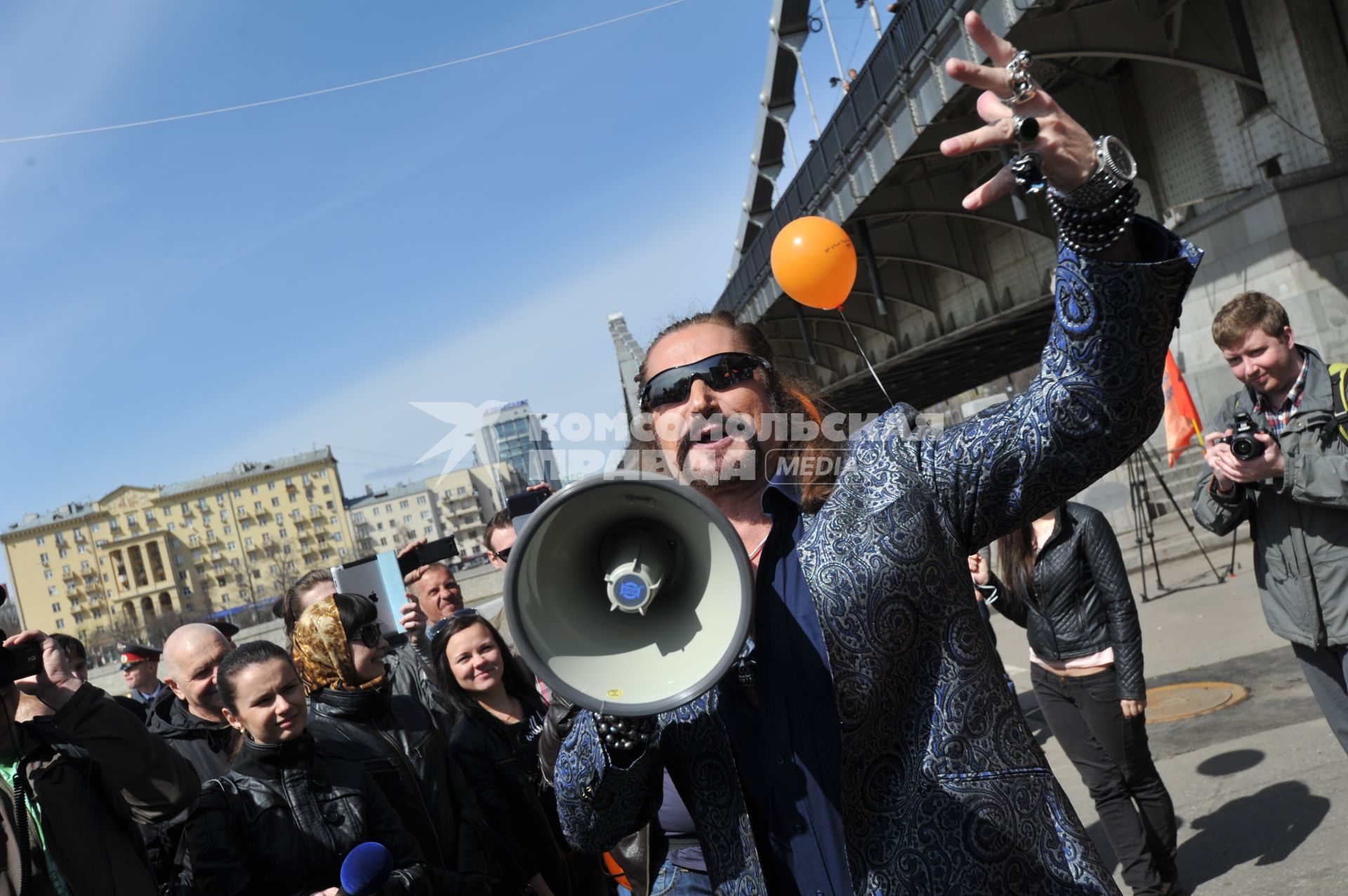 Митинг против хамства, организованный газетой `Комсомольская правда` (КП), прошел в Парке Горького. На снимке: артист Никита Джигурда.