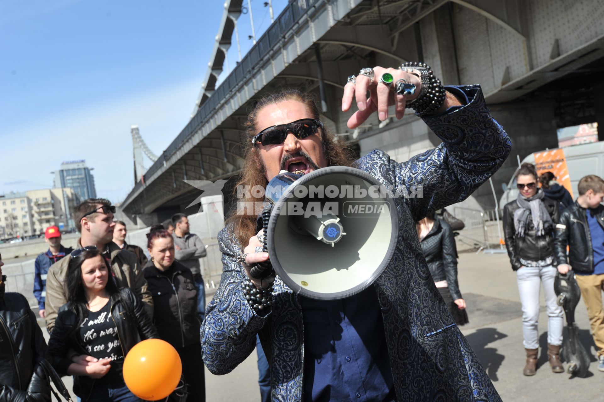 Митинг против хамства, организованный газетой `Комсомольская правда` (КП), прошел в Парке Горького. На снимке: артист Никита Джигурда.