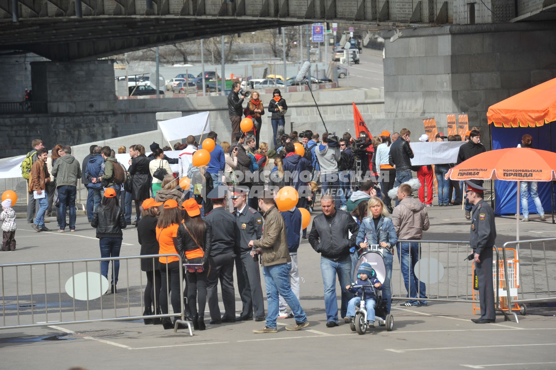 Митинг против хамства, организованный газетой `Комсомольская правда` (КП), прошел в Парке Горького.