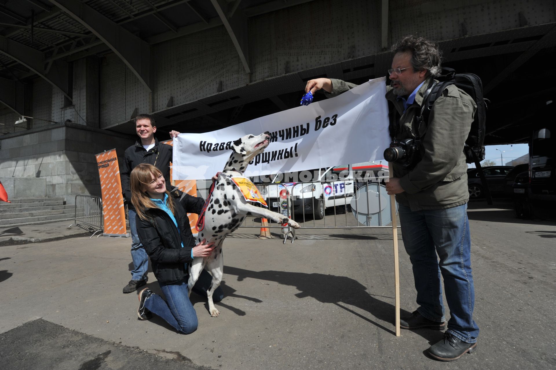 Митинг против хамства, организованный газетой `Комсомольская правда` (КП), прошел в Парке Горького. На снимке: плакат `Нравятся мужчины без матерщины!`.