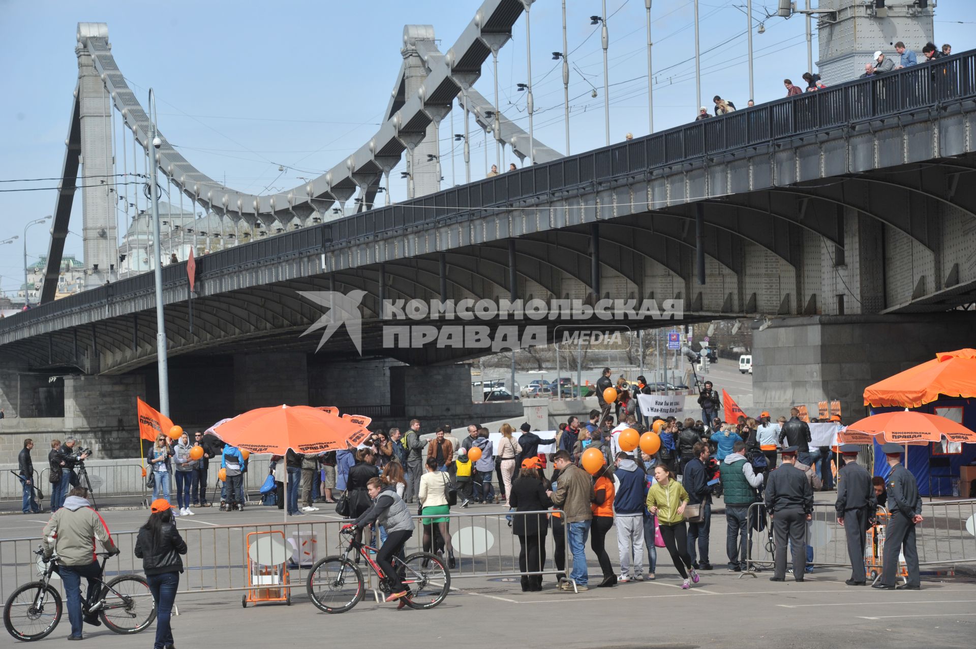 Митинг против хамства, организованный газетой `Комсомольская правда` (КП), прошел в Парке Горького.