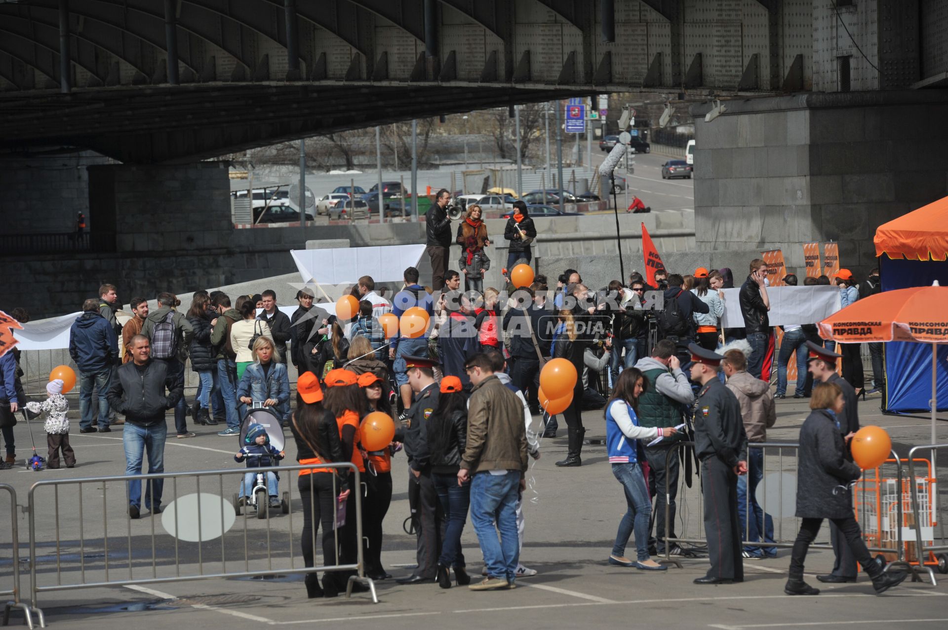 Митинг против хамства, организованный газетой `Комсомольская правда` (КП), прошел в Парке Горького.