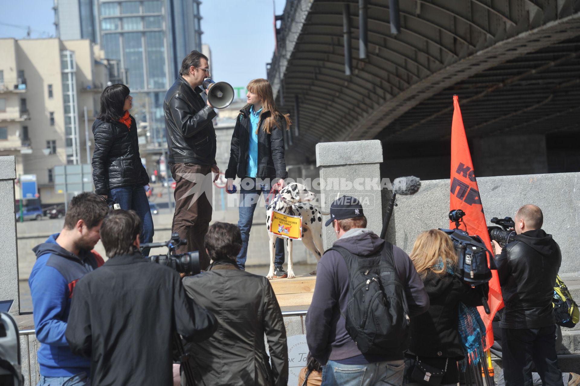 Митинг против хамства, организованный газетой `Комсомольская правда` (КП), прошел в Парке Горького. На снимке: табличка на далматинце `Не выгуливаю хозяев без совка`.