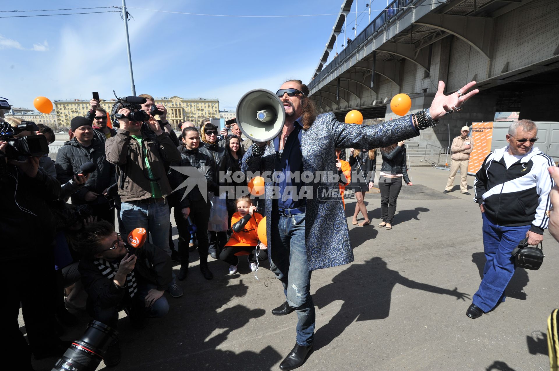 Митинг против хамства, организованный газетой `Комсомольская правда` (КП), прошел в Парке Горького. На снимке: артист Никита Джигурда.