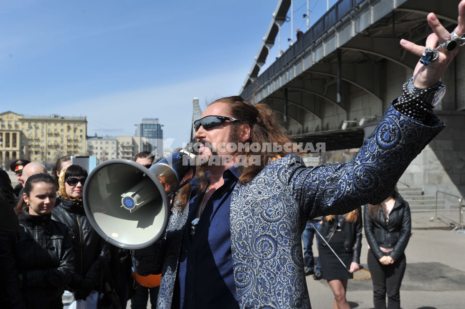 Митинг против хамства, организованный газетой `Комсомольская правда` (КП), прошел в Парке Горького. На снимке: артист Никита Джигурда.