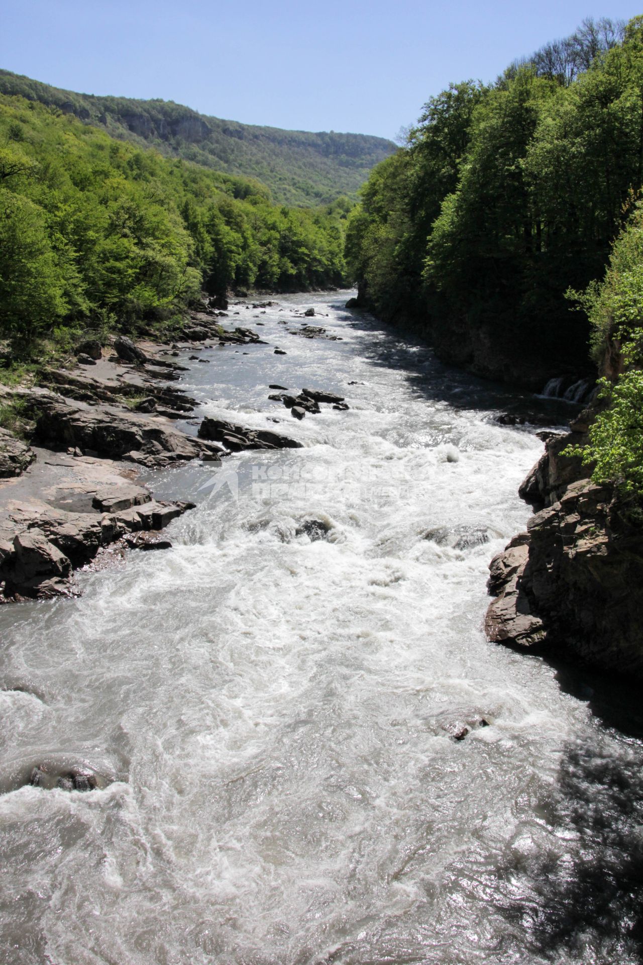 Река `Белая` в районе водопадов Руфабго.