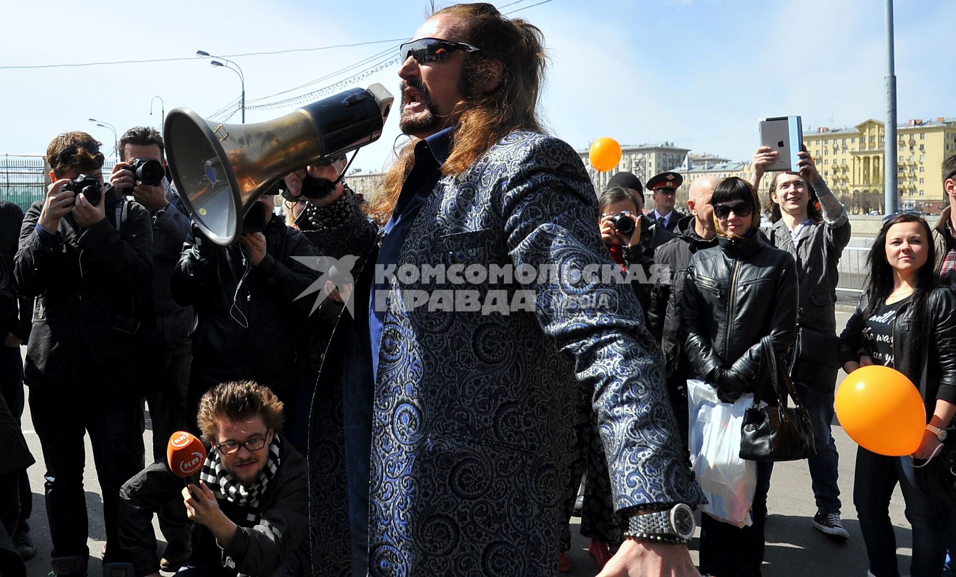 Митинг против хамства, организованный газетой `Комсомольская правда`, прошел в Парке Горького. На снимке: артист Никита Джигурда`.