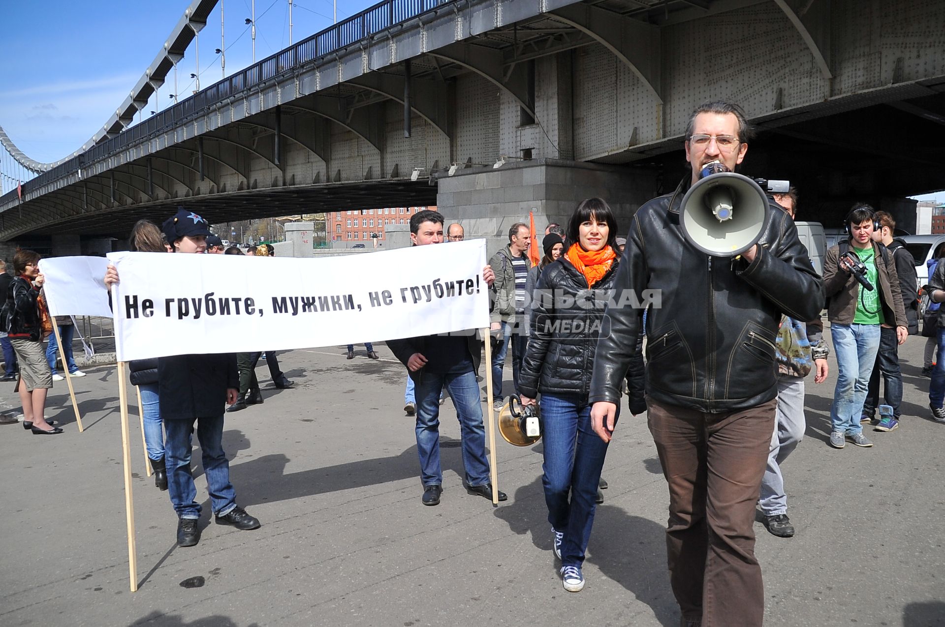 Митинг против хамства, организованный газетой `Комсомольская правда`, прошел в Парке Горького. На снимке: плакат `Не грубите, мужики, не грубите!`.