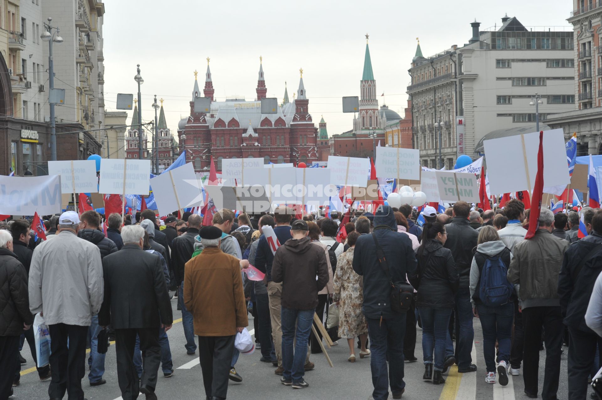 Традиционная первомайская демонстрация, организованная Федерацией независимых профсоюзов. На снимке: участники демонстрации во время шествия по Тверской улице.