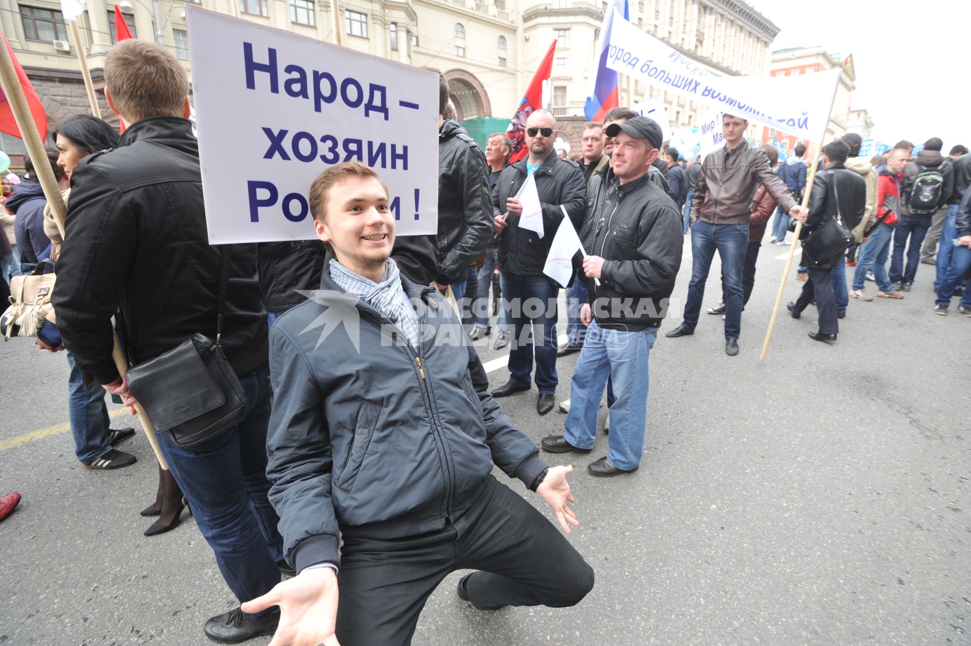 Традиционная первомайская демонстрация, организованная Федерацией независимых профсоюзов. На снимке: участник демонстрации позирует у плаката `Народ - хозяин России!`. Шествие прошло по Тверской улице.