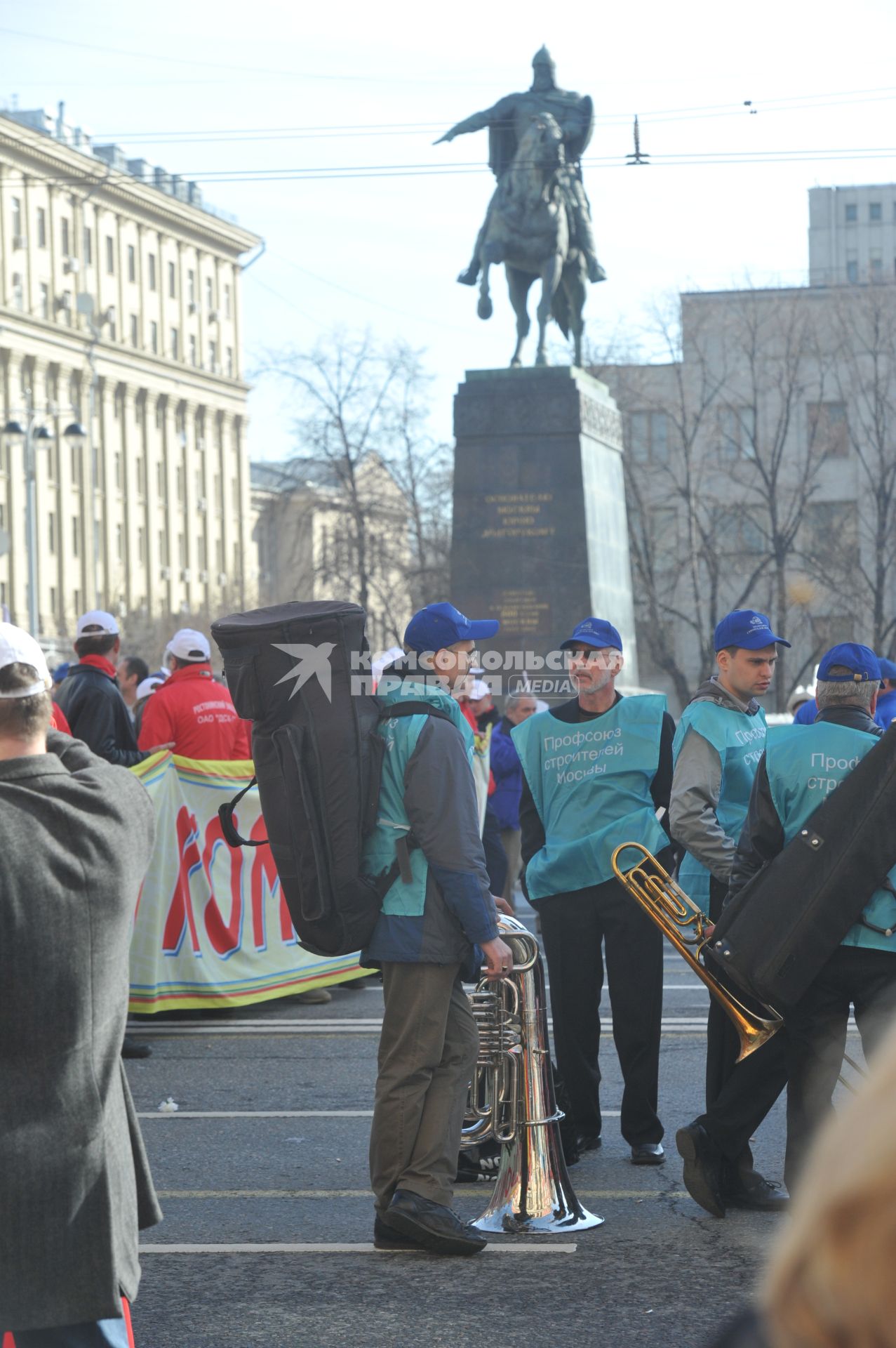 Традиционная первомайская демонстрация, организованная Федерацией независимых профсоюзов. На снимке: представители Профсоюза строителей Москвы у памятника Юрию Долгорукому.