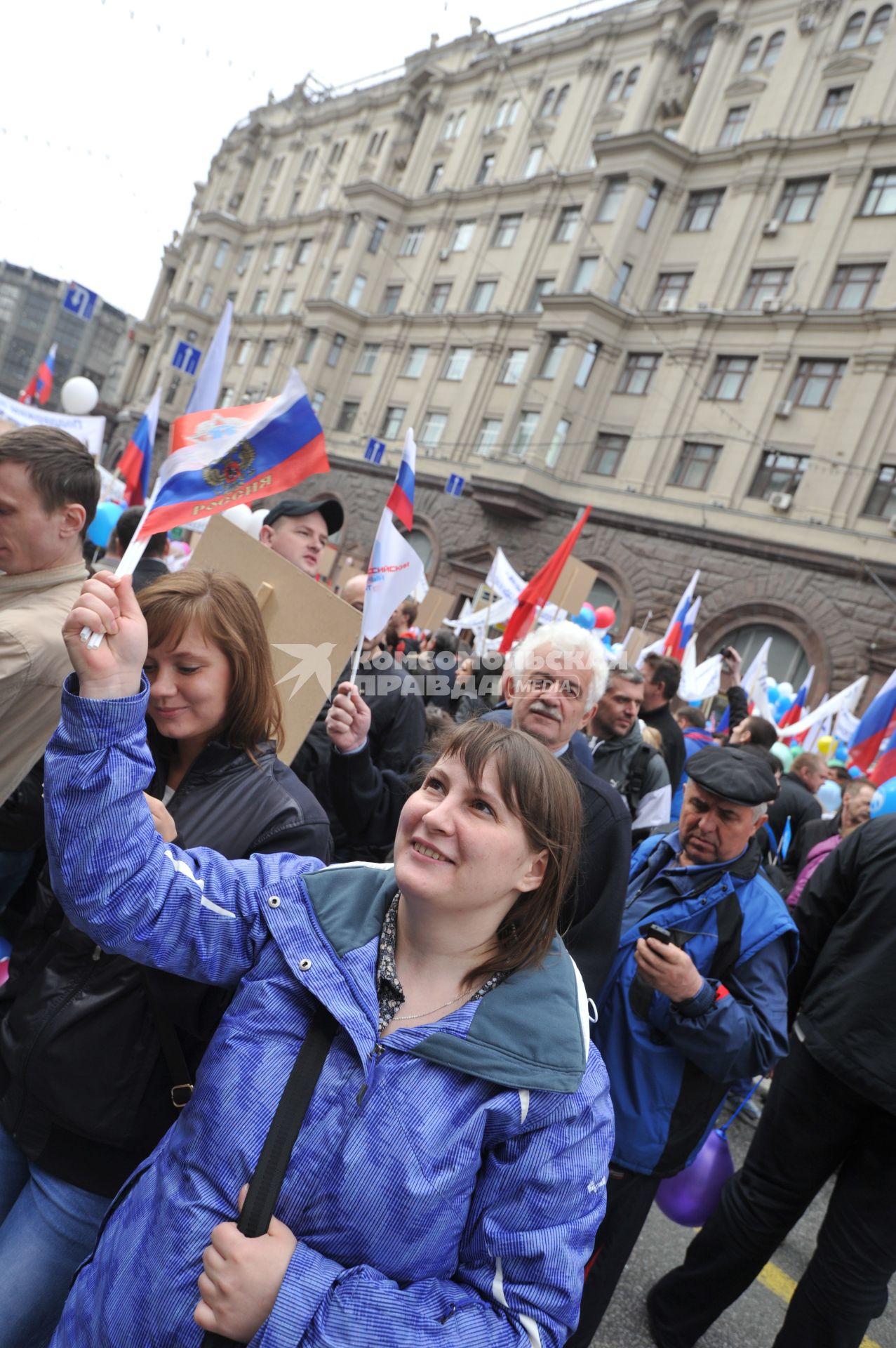 Традиционная первомайская демонстрация, организованная Федерацией независимых профсоюзов. На снимке: участники демонстрации во время шествия по Тверской улице.