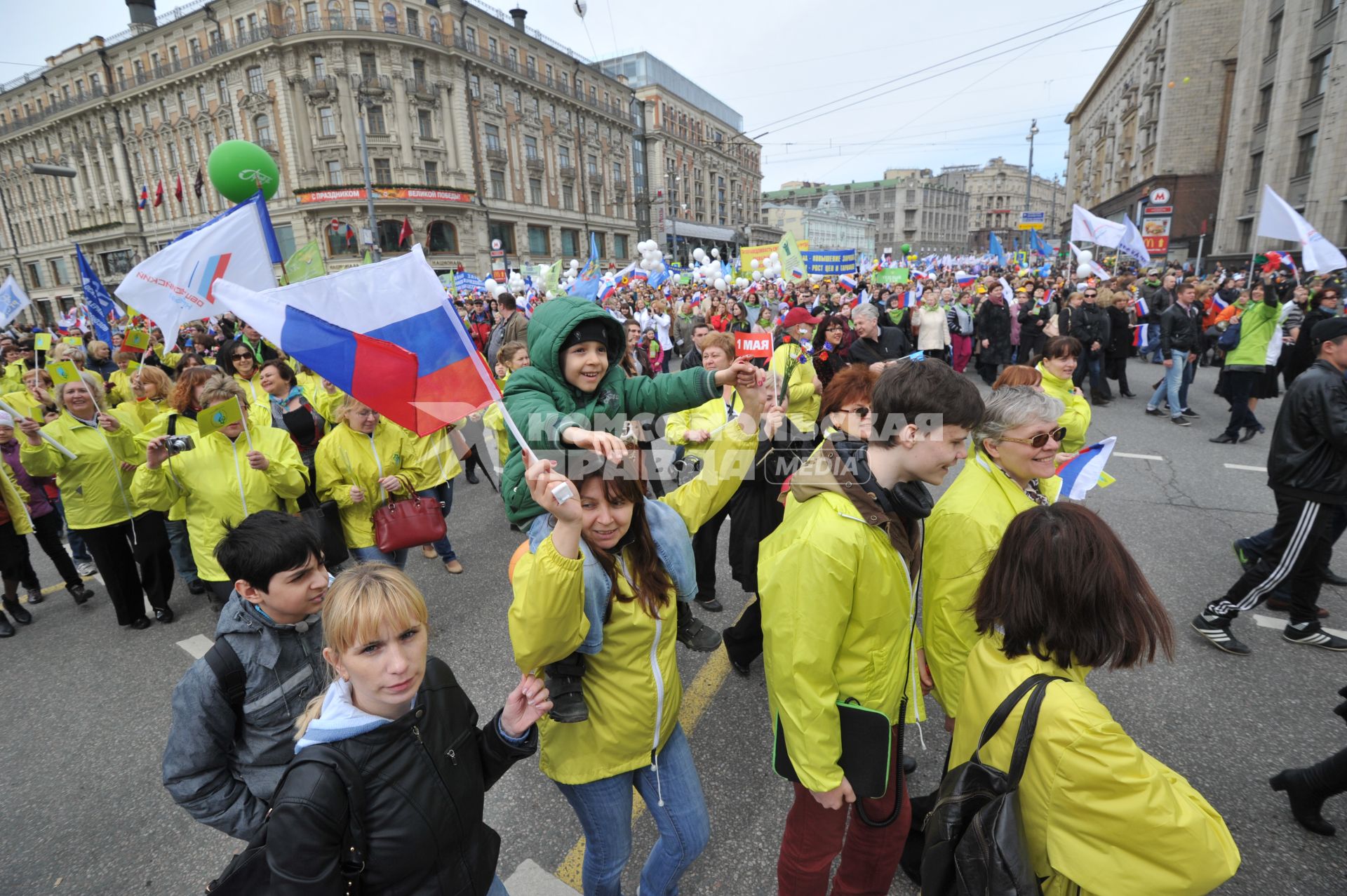 Традиционная первомайская демонстрация, организованная Федерацией независимых профсоюзов. На снимке: участники демонстрации во время шествия по Тверской улице.