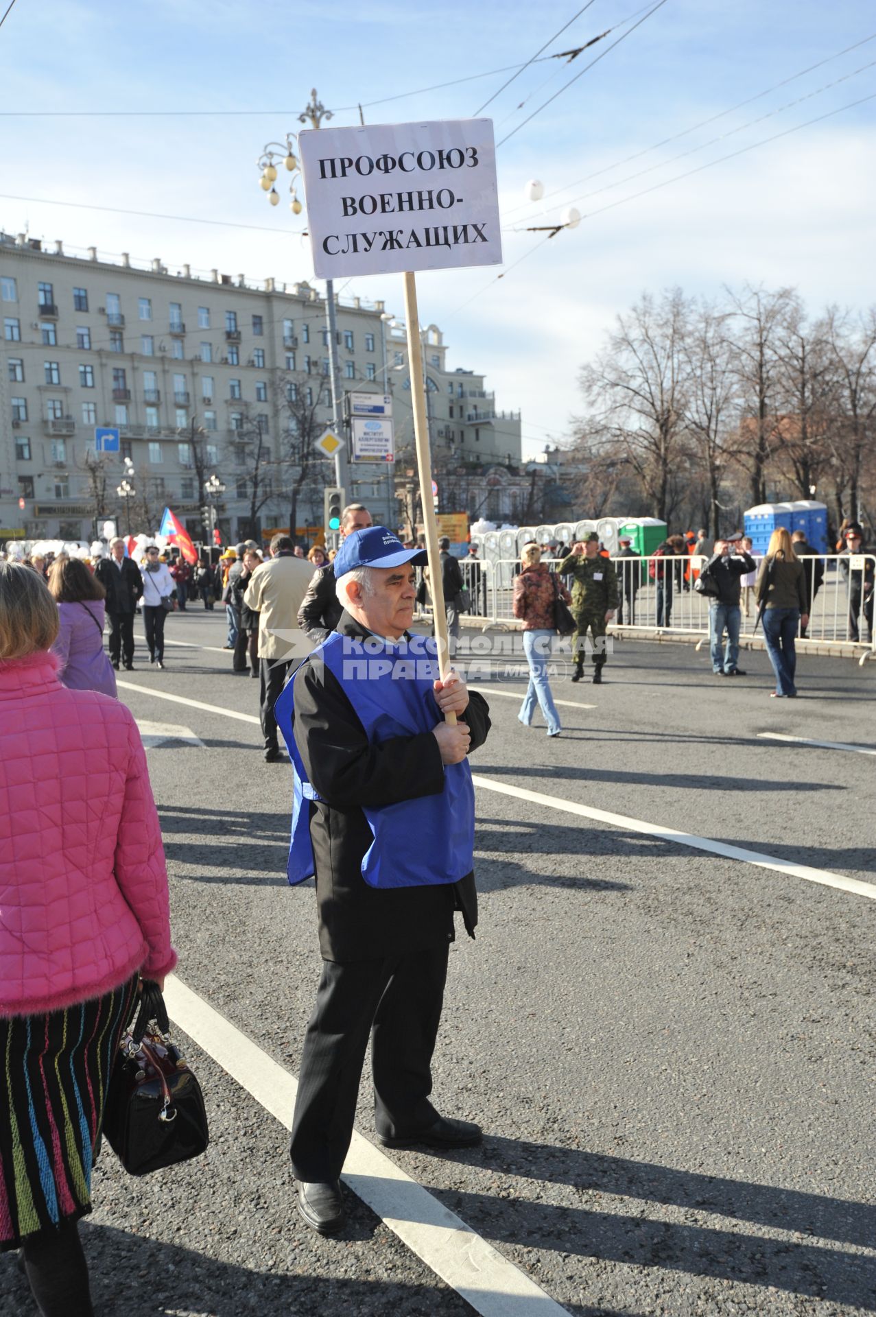 Традиционная первомайская демонстрация, организованная Федерацией независимых профсоюзов. На снимке: участники демонстрации во время шествия по Тверской улице.