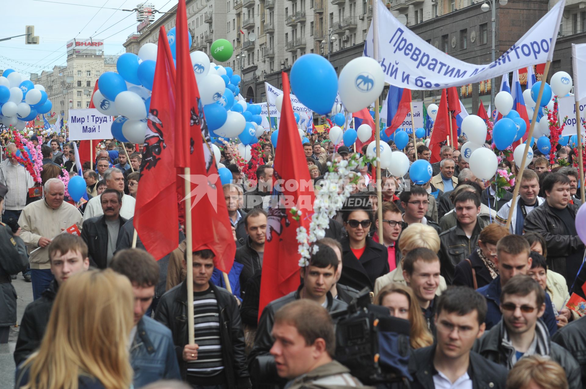 Традиционная первомайская демонстрация, организованная Федерацией независимых профсоюзов. На снимке: участники демонстрации во время шествия по Тверской улице.