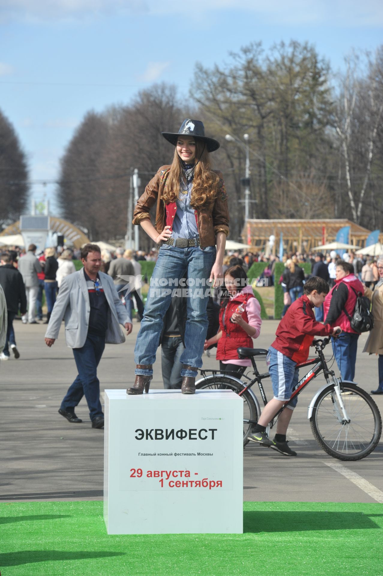 Парк `Сокольники`. На снимке: девушка в одежде ковбоя