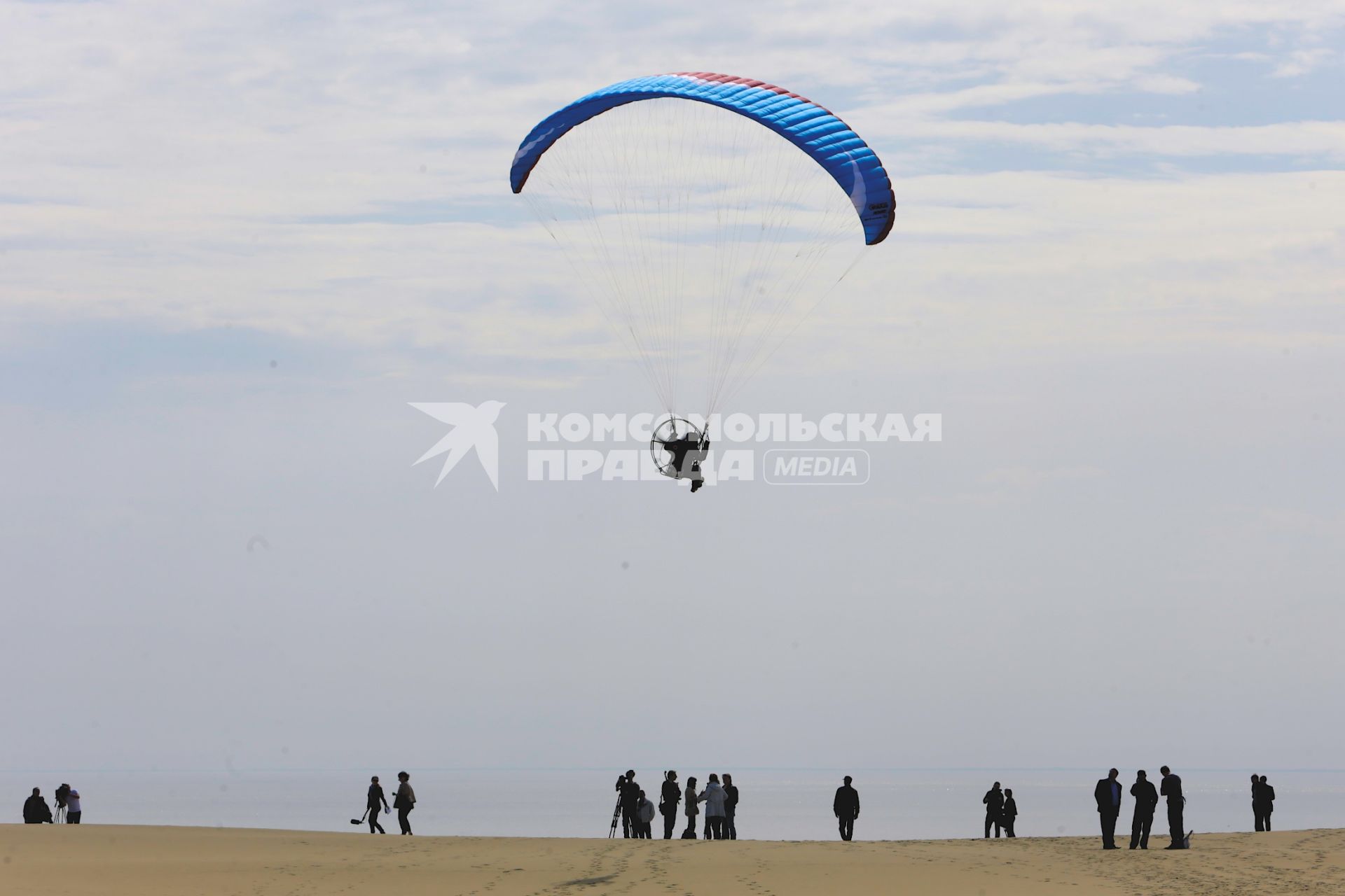 Парапланерист патрулирует территорию национального парка куршская коса