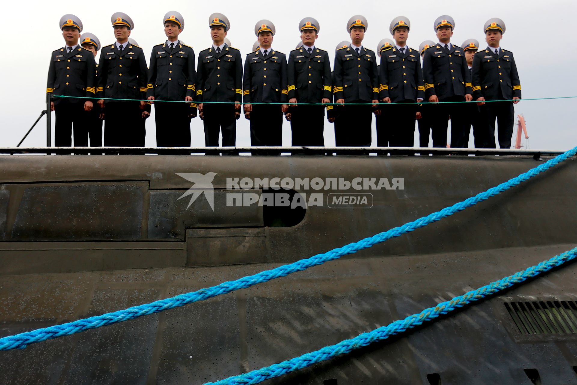 Дизель-электрическая подводная лодка проекта 636. Субмарина, построенная в Санкт-Петербурге на предприятии «Адмиралтейские верфи» для ВМС СРВ проходит в Калининградской области заводские ходовые испытания, а также проводится обучение вьетнамского экипажа.