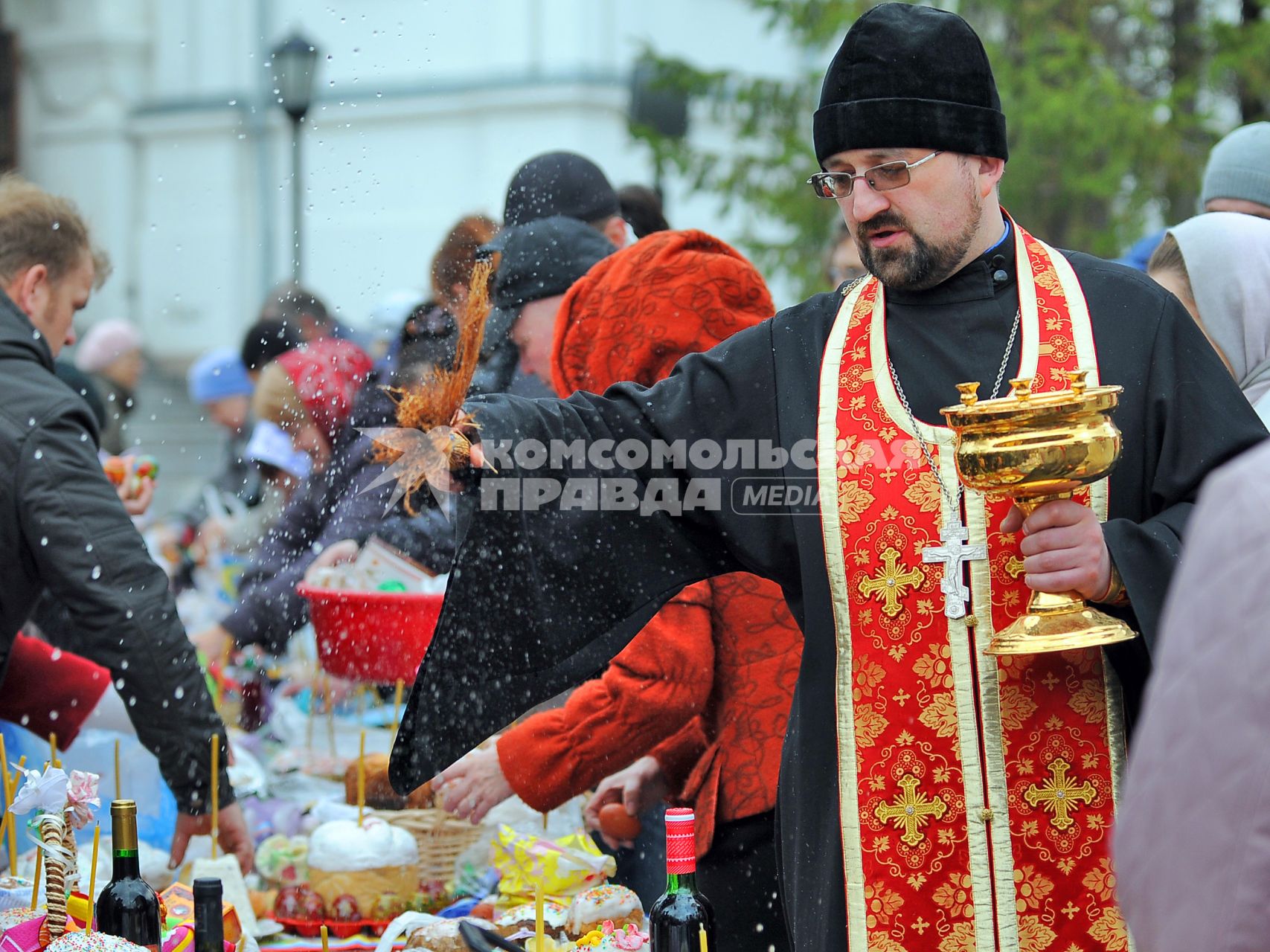Христиане Новосибирска празднуют праздник Пасху. На снимке: священник освящает куличи и яйца.