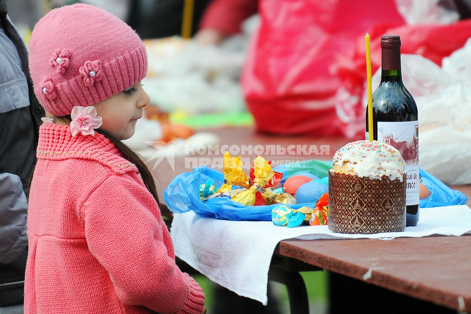 Христиане Новосибирска празднуют праздник Пасху. На снимке: ребенок рядом с пасхальным набором.