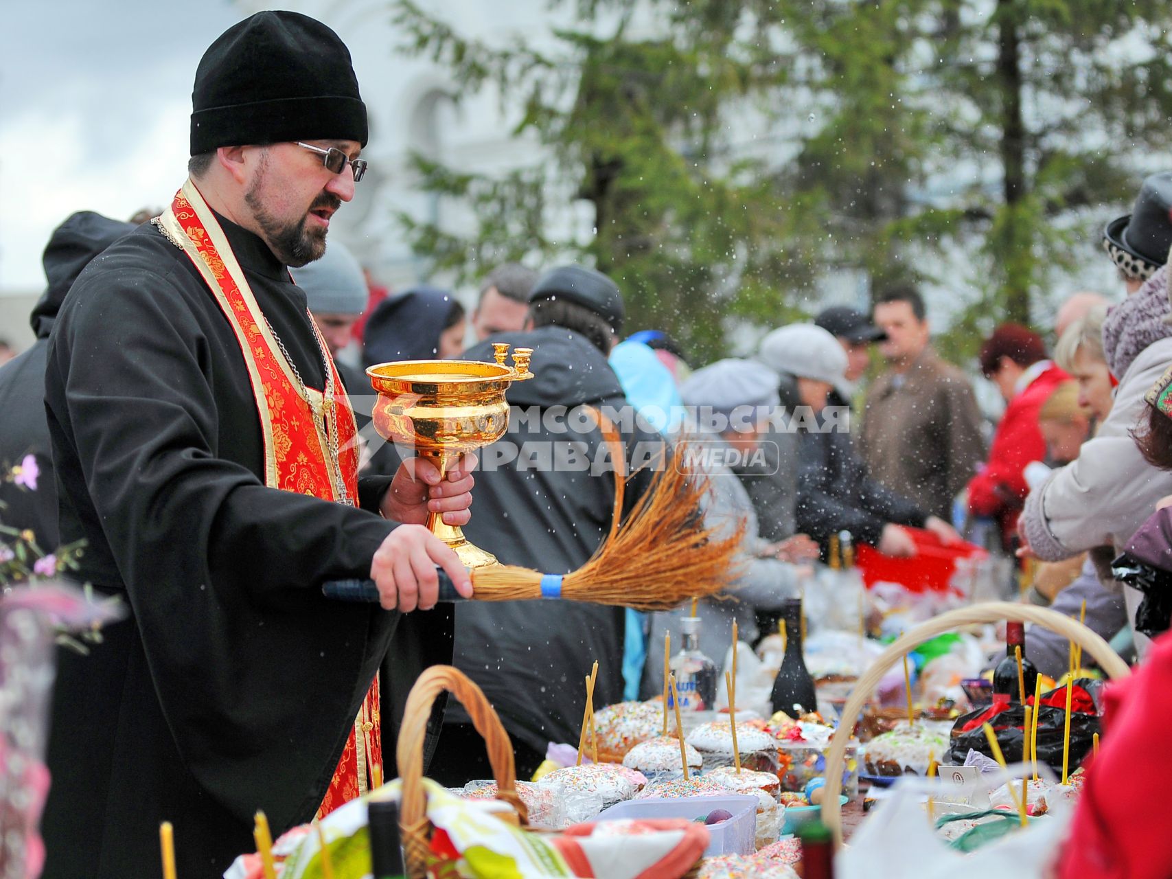 Христиане Новосибирска празднуют праздник Пасху. На снимке: священник освящает куличи и яйца.