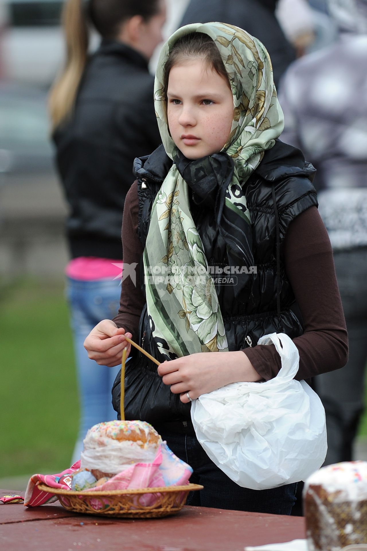 Христиане Новосибирска празднуют праздник Пасху. На снимке: девочка рядом с куличом.