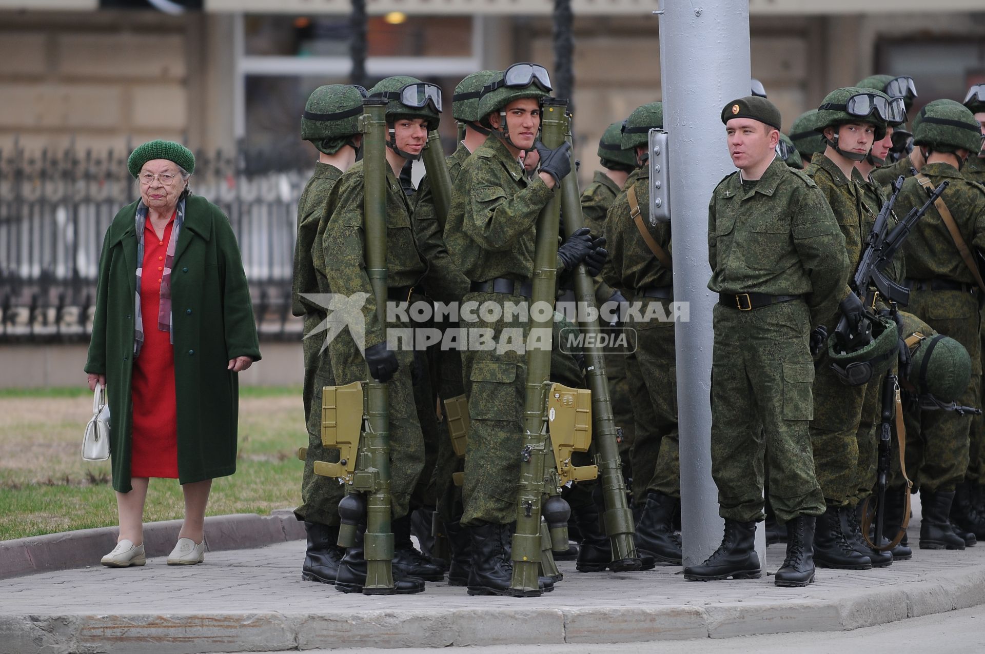 Репетиция парада в Новосибирске. На снимке: старушка рядом с солдатами.