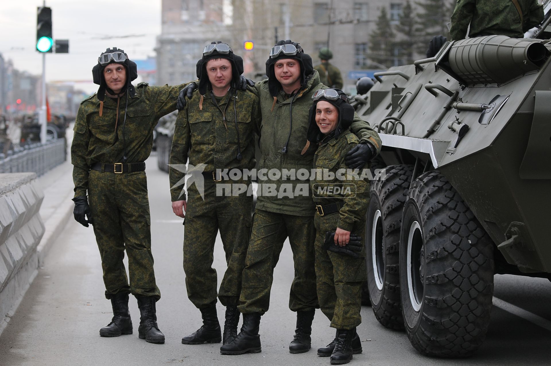 Репетиция парада в Новосибирске. На снимке: солдаты позируют на фоне военной техники.