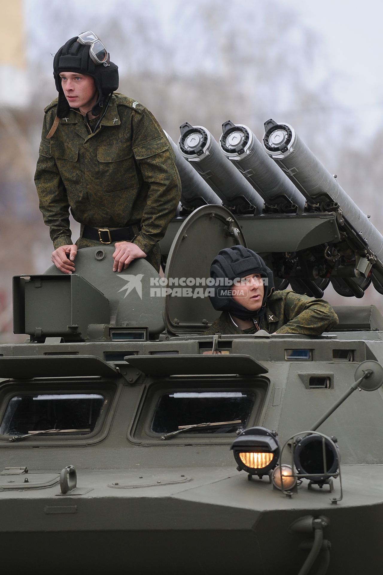 Репетиция парада в Новосибирске. На снимке: солдаты на боевой машине 9П148 противотанкового комплекса 9К111-1 `Конкурс` созданной на базе бронированной разведывательно-дозорной машины БРДМ-2.