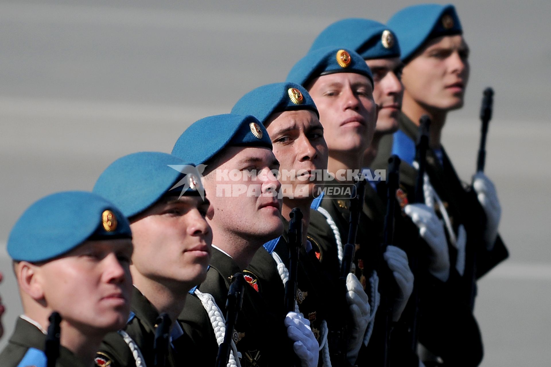 Парад Победы в Новосибирске. На снимке: солдаты на параде.