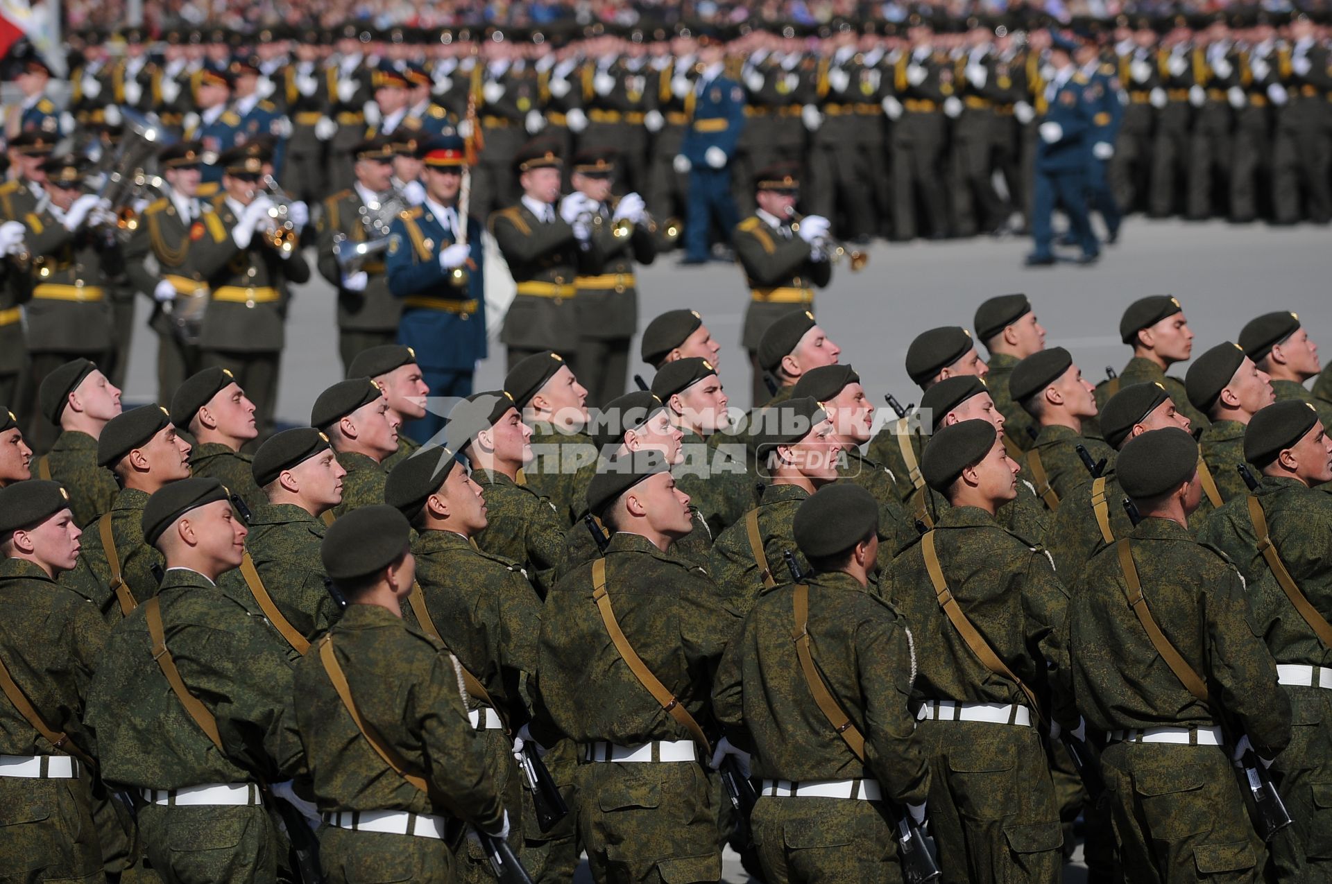 Парад Победы в Новосибирске. На снимке: солдаты на параде.