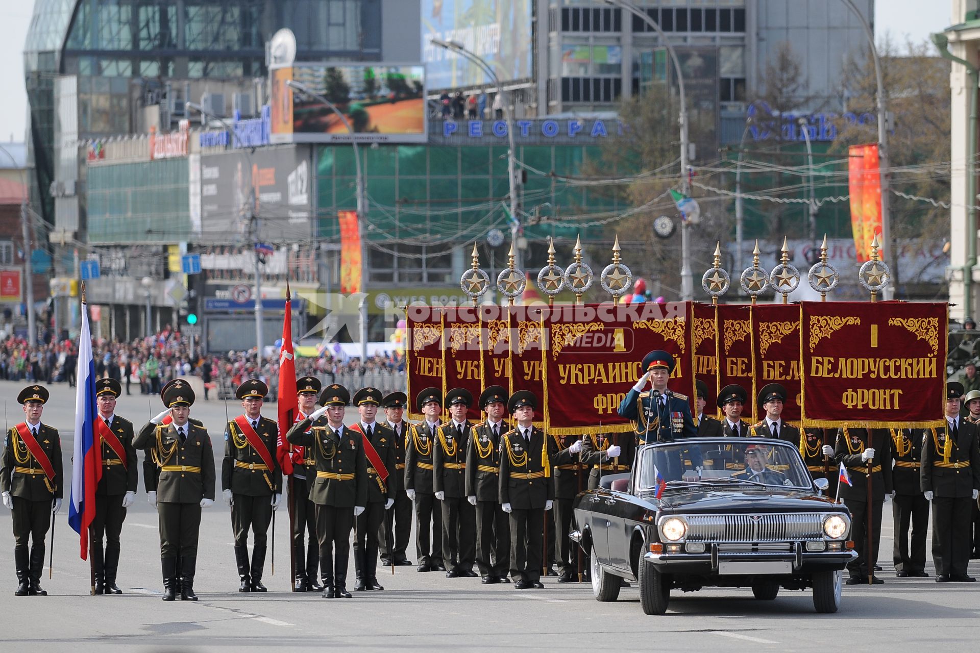 Парад Победы в Новосибирске. На снимке: Командующий парадом полковник Александр Чайко (в автомобиле) на военном параде, посвященном 68-й годовщине победы в Великой Отечественной войне, в Новосибирске.